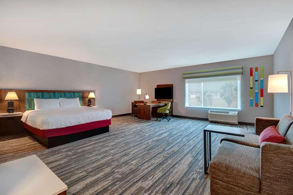 Hampton Inn & Suites Ontario Rancho Cucamonga Pokoj fotografie